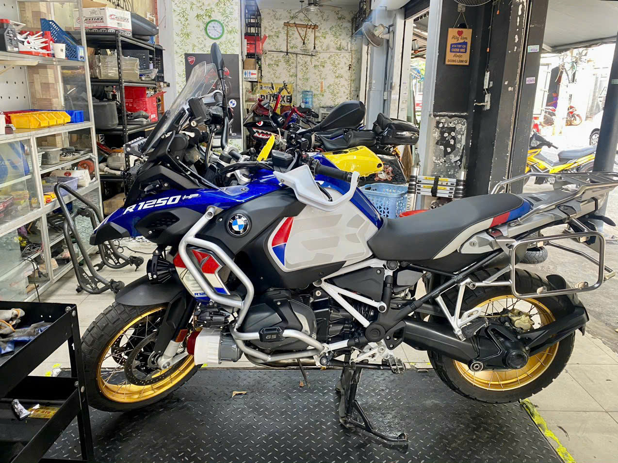 Vá lốp xe máy tận nơi