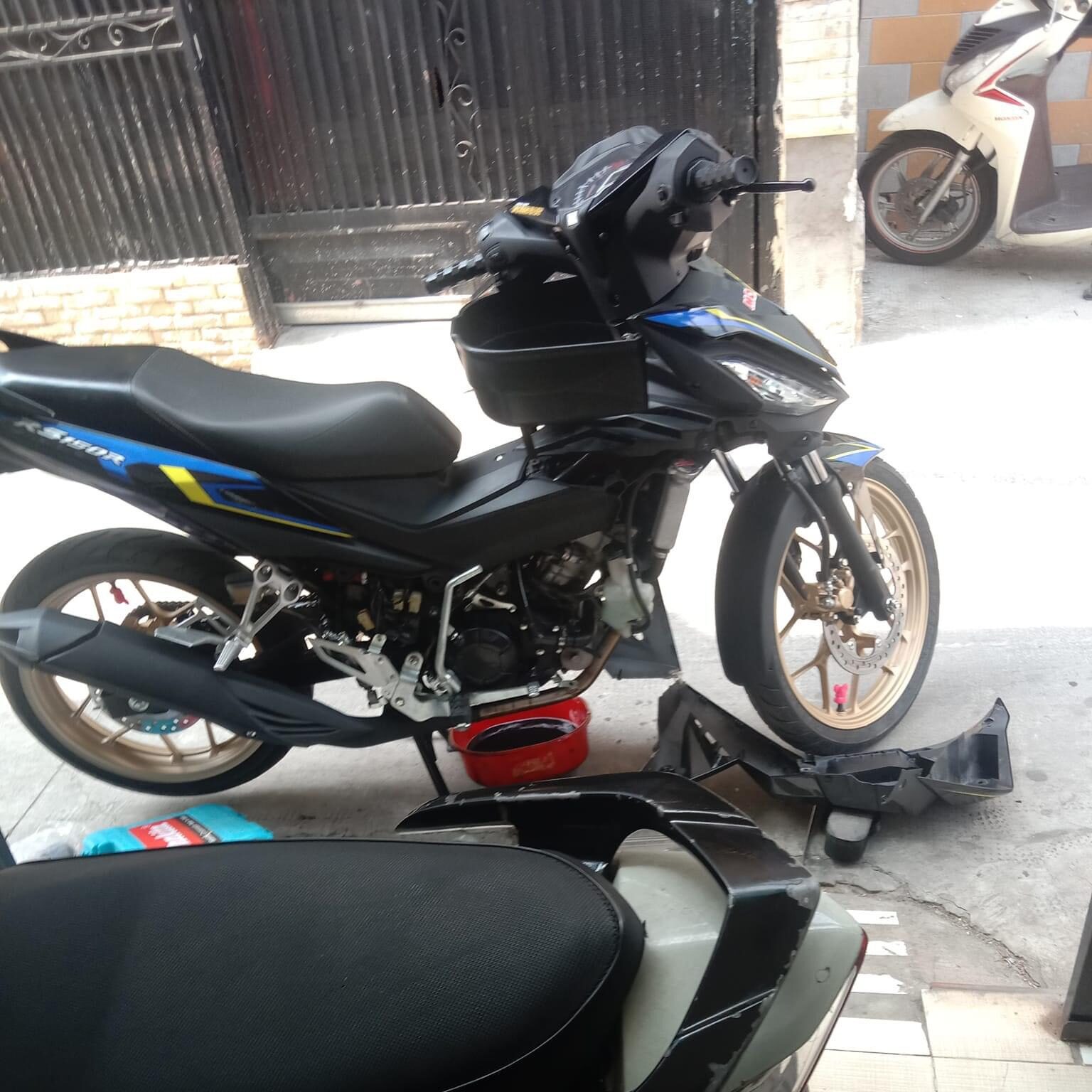 Sửa Xe Máy Tại Nhà TPHCM | Dịch Vụ Tiện Lợi & Nhanh Chóng z5609747110487 606861723adea10b56bdf41af014c012 edited